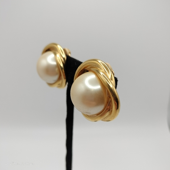 Richelieu faux pearls Gold Tone Swirl Clip On earrings Classic Luxury Business - Picture 7 of 10